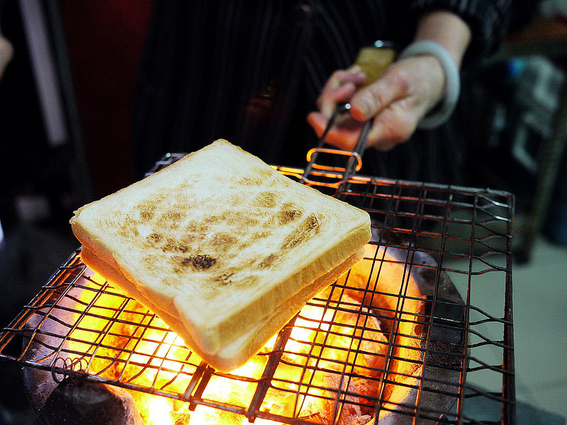 【台南】巷弄裡的古早味美食 ● 武廟阿嬤手工碳烤三明治