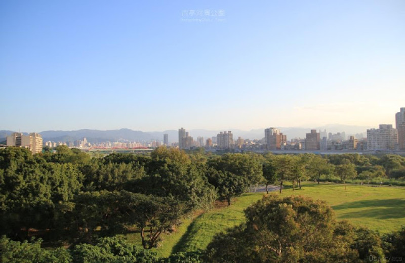 台北。中正。水泥叢林與河岸的綠色緩衝帶 / 古亭河濱公園