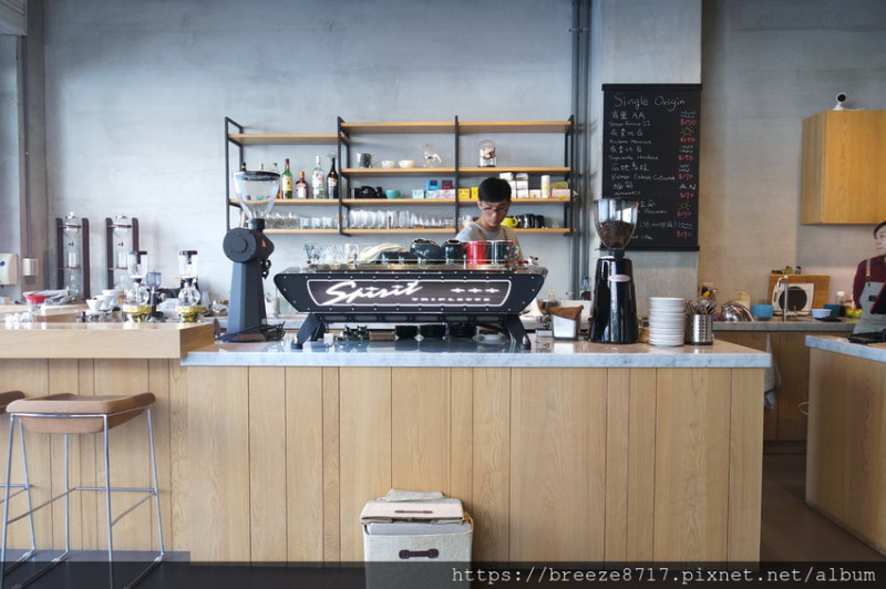 瑞福咖啡 Revel Coffee Studio |簡約俐落風格咖啡館【高雄市】