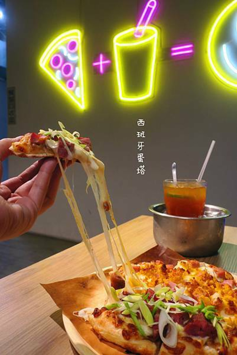 一個人的披薩｜來淡水吃披薩！香港夫妻的創意小店～雙拼披薩一個人吃也很可以！牽絲牽到扯，還有誇張美味的雞翅！