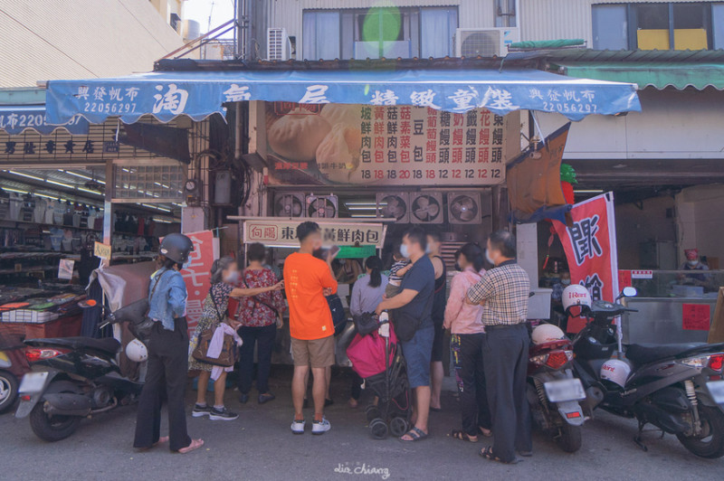 台中市南區第三市場美食，向陽東坡蛋黃鮮肉包，排隊人潮洶湧，最後一波18元要漲價囉！