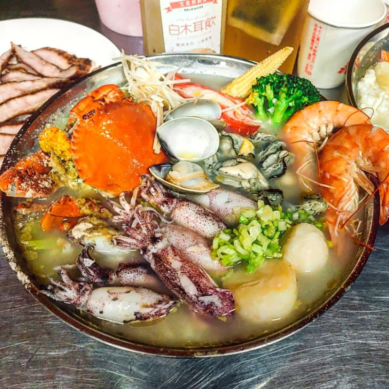 Taipei, Taiwan 艾里翁廚房/ 直接來一隻紅蟳🦀海鮮完全是給好給滿🈵整碗粥，讓人食指大動的新鮮海鮮粥，就在信義區的巷弄裡😳