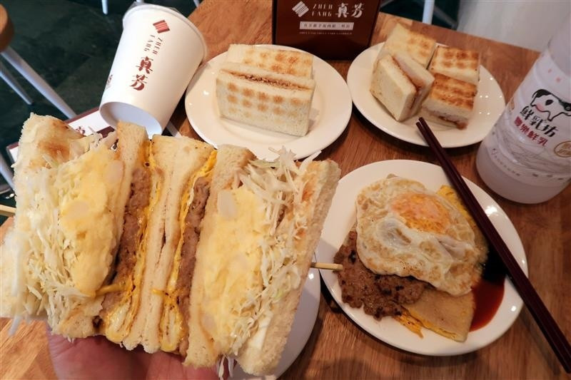 台北必吃早餐 真芳炭烤土司 大份量真芳三明治 粉漿蛋餅 鮮乳坊紅茶 芋泥肉鬆三明治~