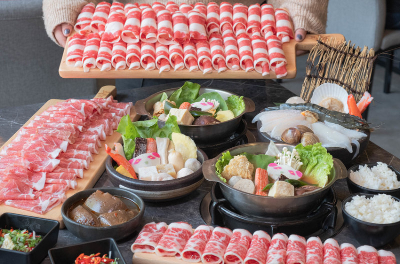 高雄楠梓｜五鮮級平價鍋物-17盎司的肉品讓人食指大動，菜單與用餐空間大升級