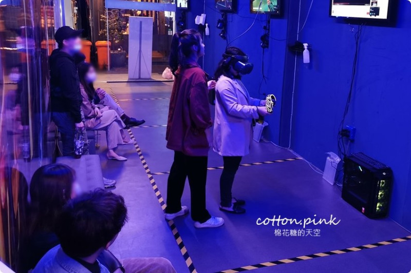 台中唯一VR版密室逃脫就在一中街，快一起來瘋VR跳舞、飛行、殺殭屍，超過60款遊戲任你挑 - 棉花糖的天空
