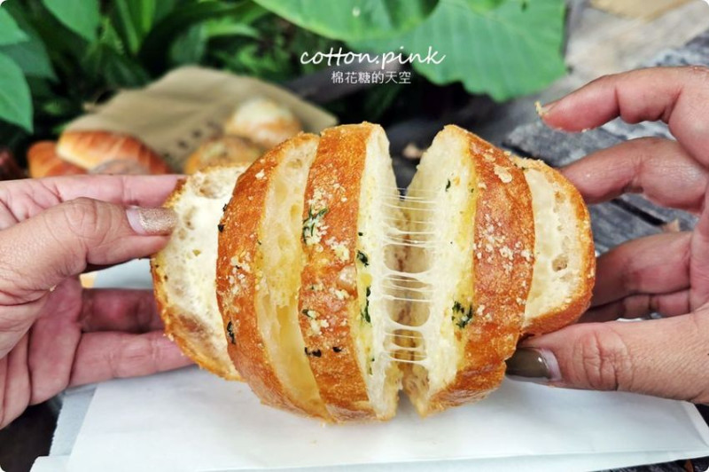 台中麵包推薦- 韓國最夯的蒜香包巴蕾麵包改良過～牽絲更好吃 - 棉花糖的天空