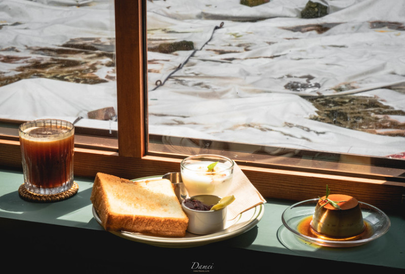 外頭宛如雪景，座落在天母的平價不限時咖啡館－Koffi’n.﻿