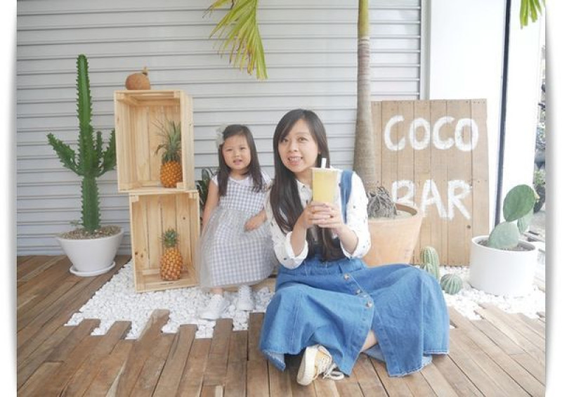 高雄「可可翁來 Coco Pineapple」充滿南洋風的飲料店。
