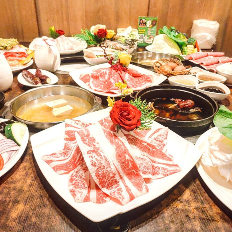 New Taipei, Taiwan 喜園有機鍋物/ 有機之心五星認證的火鍋餐廳，耶誕歡樂分享餐的肉🥩每一盤都超巨大，霜降帶有微微的油脂，不會過於油膩，即使不蘸醬也很美味👍🏻