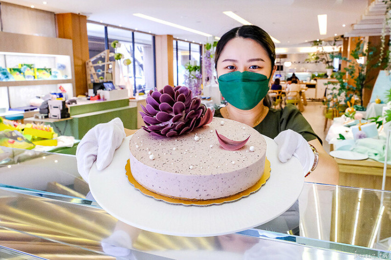 花漾紫米冰淇淋蛋糕結合甜湯概念，法雅義式冰淇淋買母親節蛋糕送冰棒，檸檬奶霜蛋糕搭配花束超貼心！