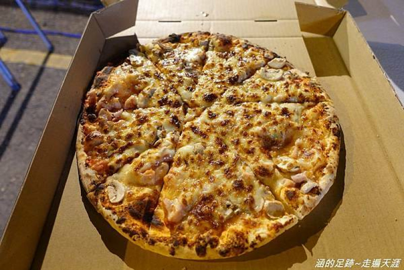 [墾丁美食] 紅磚窯手工窯烤Pizza ~ 現點現烤會牽絲的手工窯烤披薩，10吋只要$200元，墾丁大街必吃平價美食