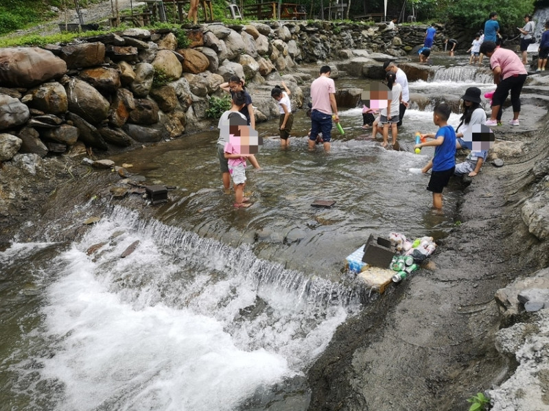 炎炎夏日，就是要帶小孩一起來溪邊玩水阿！