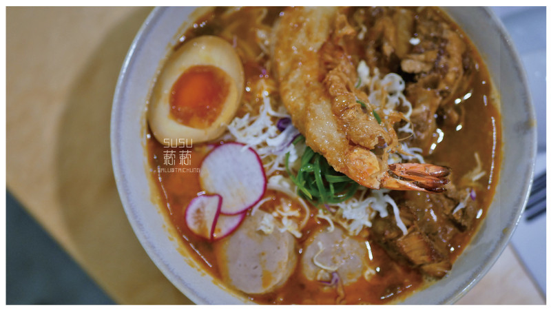 《台中南屯》SUSU蔌蔌│來自香港的酸辣湯米線和超美味燉豬軟骨與獨特炸魚皮
