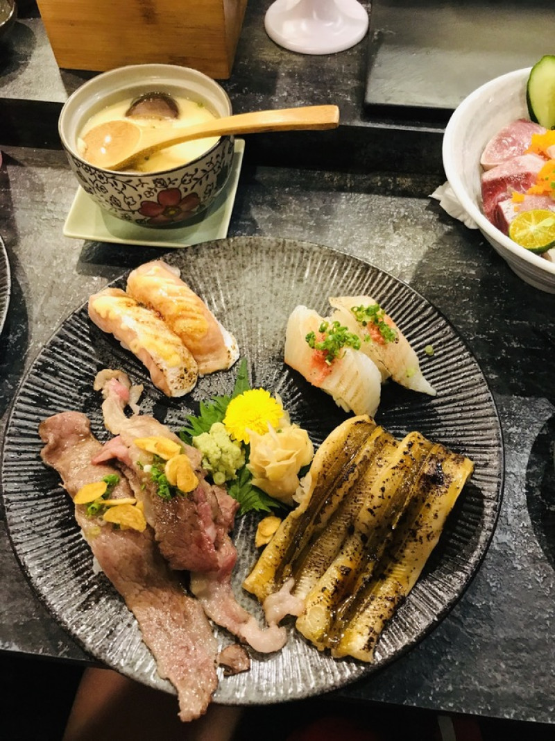 日式料理 本店位於智光商職旁，餐點多樣化的選擇有定食、壽司、手卷、生魚片、烤物....而且cp非常高，算是非常平價