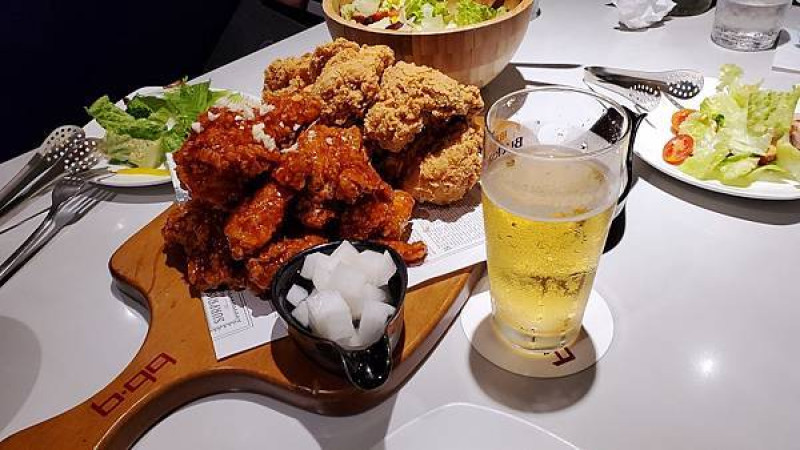 《bb.q CHICKEN Taiwan》世界最大的韓式炸雞餐廳 | 準備吃起來！