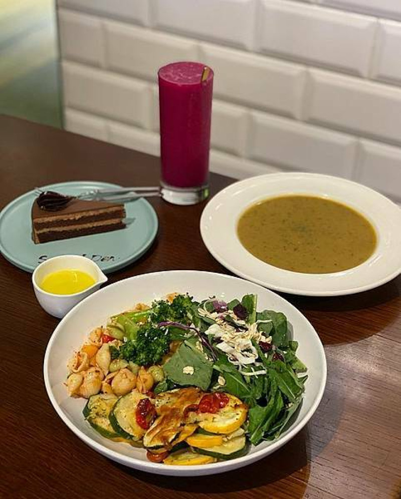 Salad den🌟台北美食-小巨蛋站🌟健康又美味的蔬食餐廳🌟是城市裡的綠色天堂