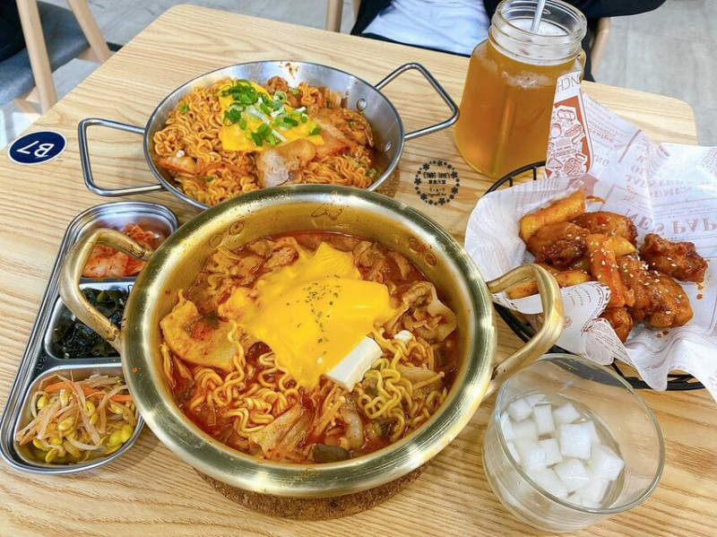 懂滋咚吃韓風早午餐，台中一中街韓式料理，一早就能吃50元起韓國輕食/部隊鍋/炸雞/年糕 - Cyndi loves享食天堂