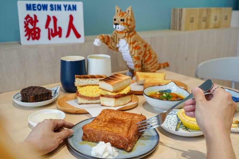 高雄美食｜隱藏在巨蛋商圈的茶餐廳/正港香港老闆開的餐點好吃又道地還可以擼擼貓/貓之家俱樂部