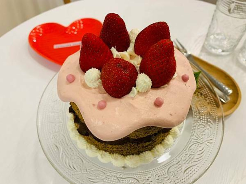 【桃園 藝文特區】霓好cafe&dessert//溫馨的烘焙坊 手作草莓巧克力伯爵戚風蛋糕 立體造型拉花泰奶 客製化生日蛋糕