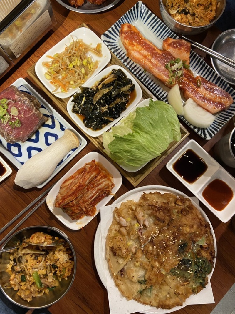 台北美食/士林夜市 新山韓國烤肉聚會平價選擇 五花肉/猪皮/肥腸點起來