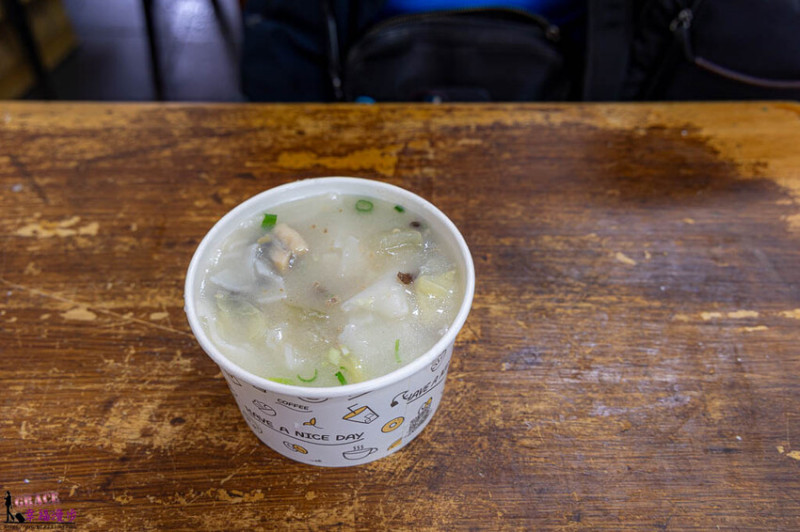 連江縣南竿鄉阿妹的店鼎邊糊–馬祖菜市場裡的人氣早餐，一整碗都是鮮美的海味
