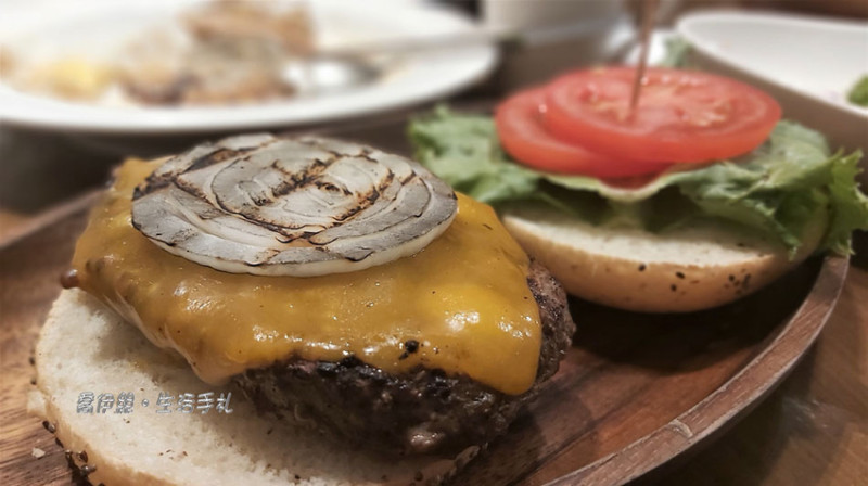 【林口美食】三井 Outlet 夏威夷漢堡 KUA`AINA Burger。碳烤牛肉多汁好吃，口感厚實香味四溢