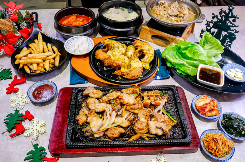 暖心暖胃年糕餃子鍋，親水河畔韓式料理聚餐大口吃豬五花包爽脆生菜，還有滿滿牽絲起司炸雞！