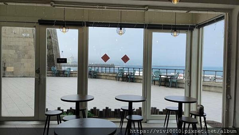 基隆.中正-二樓小嶼，觀海平台上的景觀咖啡，大片落地窗~坐在裡面就能欣賞美麗海景