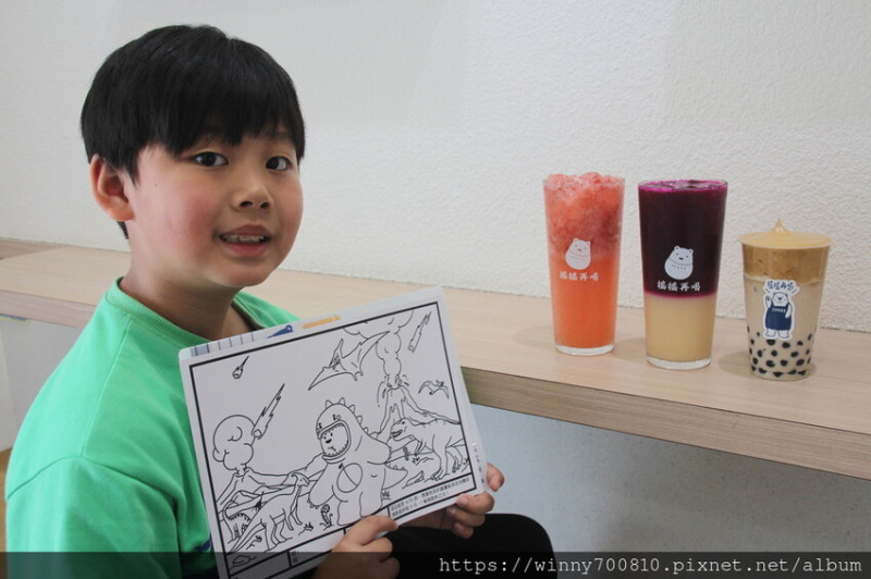 新竹縣竹北市搖搖再喝 SHAKE SHAKE 推出兒童節活動，消費滿百就送圖卡一份~小朋友最愛的比菲多加上新鮮火龍果，漸層的色