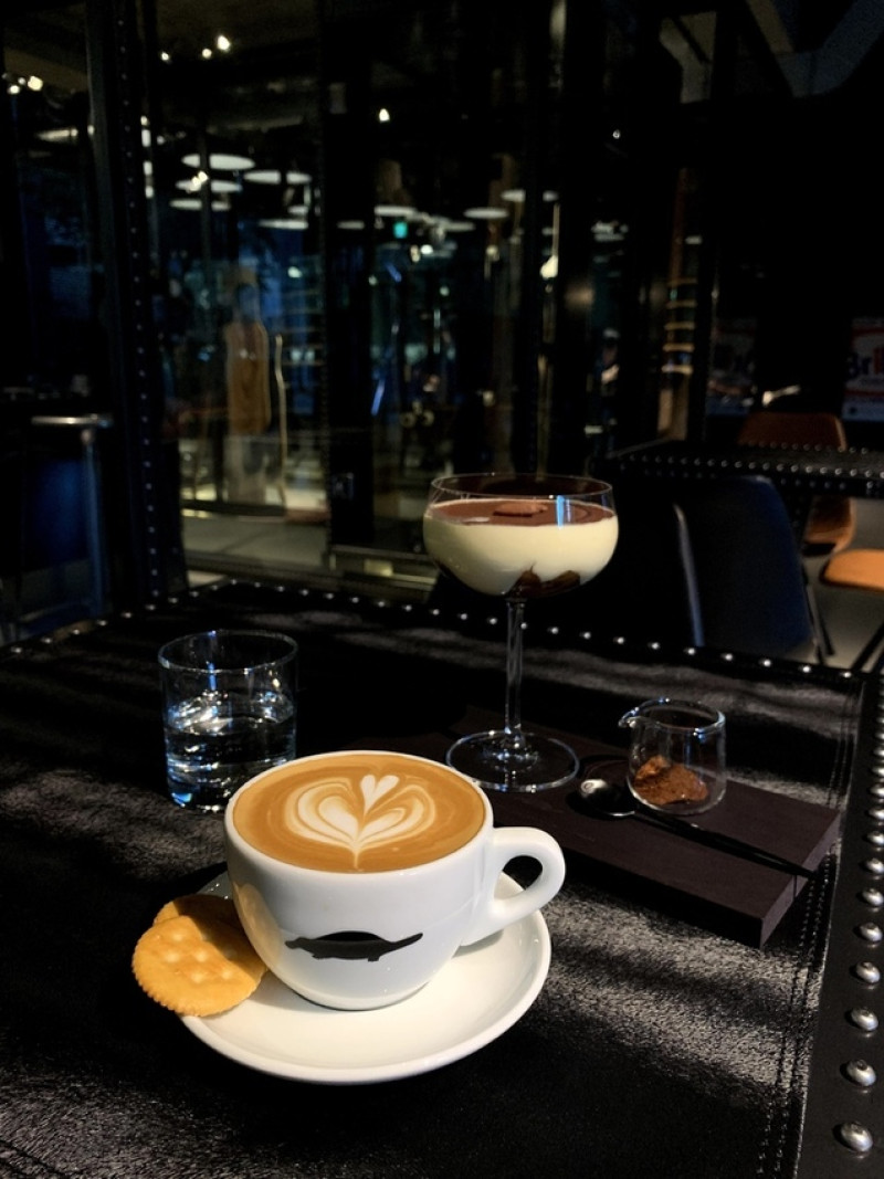鴨嘴獸咖啡二館進駐內湖了！空間大、高質感的工業風，一杯會微醺的咖啡與甜點！－The Platypus Café