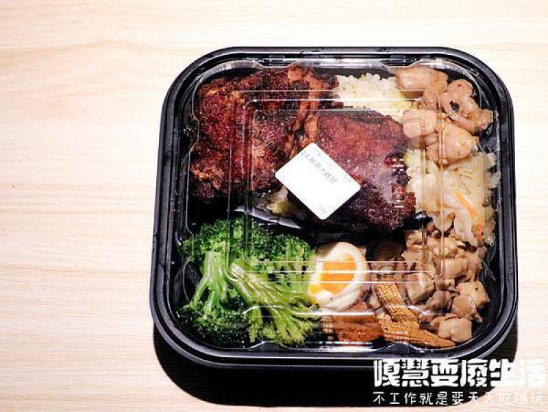 京旺日式咖哩便當專賣店丨超級日本風，肉量十足，大大滿足。