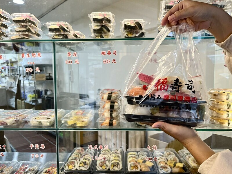 士林食記｜口福壽司：市區就可以買到平價壽司，一盒最低價只要30元，厚切生魚片