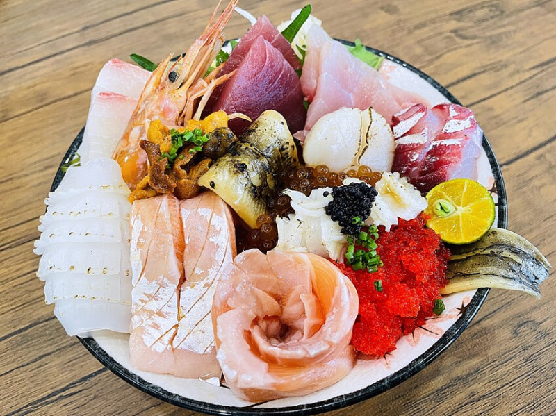【封鮨食堂】超豪華生魚片海鮮丼重磅登場！新北板橋一定要吃的日本料理，超厚『生魚片』不怕你吃！