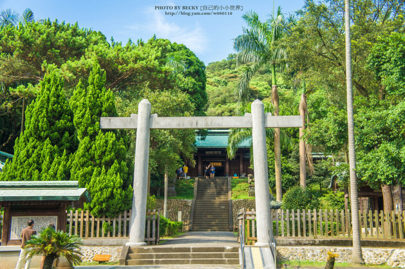【桃園】。如果不告訴你這是在台灣拍攝的，一定會誤以為是日本的哪間神社。這裡是一處日式建築相當完整的古蹟【桃園神社】，有時還會遇到穿著浴衣和服的人來這裡拍照喔!