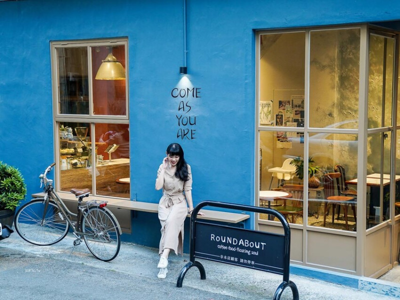 台中咖啡廳「Roundabout Café梅川」新開幕藍色系台中網美咖啡廳推薦