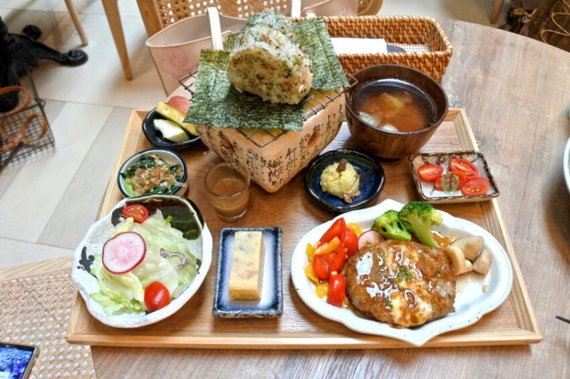 糀日和 Kouji Cafe 京站二號舖，和洋式早午餐、糀芙鬆餅-生乳布丁纖果焦糖我愛上了!