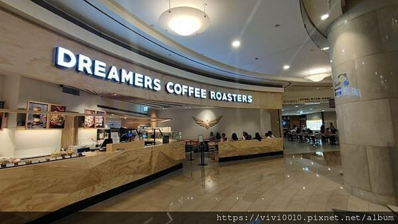 台北.信義-101裡的打發時間的dreamers coffee，不限時、提供插頭!