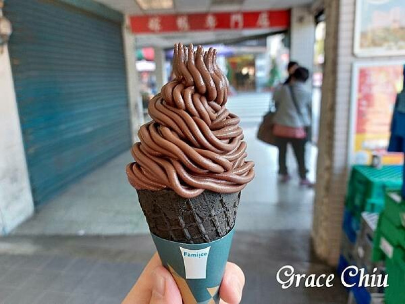 Fami!ce x YU CHOCOLATIER畬室～全家濃黑巧克力霜淇淋(圓滾滾／萌布朗)