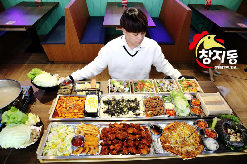 全台唯一「全新澎湃視覺饗宴」韓國長型鐵板料理，超豐盛韓式大餐一次滿足，韓料控必收！