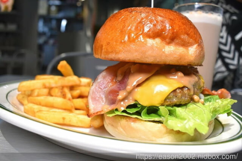 宜蘭礁溪漢堡 | 海皮漢堡 Happy Burger 推薦菜單：花生培根起司豬肉堡/法式吐司（巧克力口味）/墨西哥脆餅（塔可肉醬）