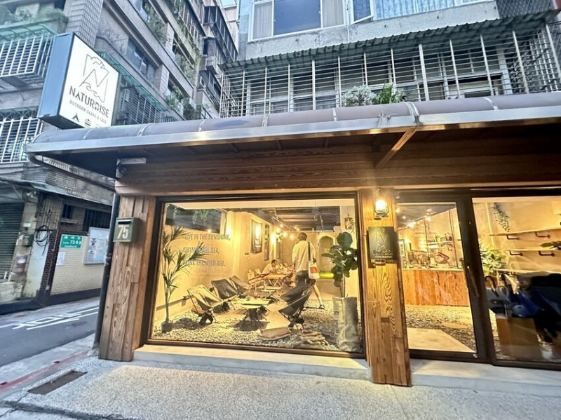 台北。古亭︱在偽露營文青風的咖啡廳享用早午餐︱Naturdise戶外裝備咖啡廳