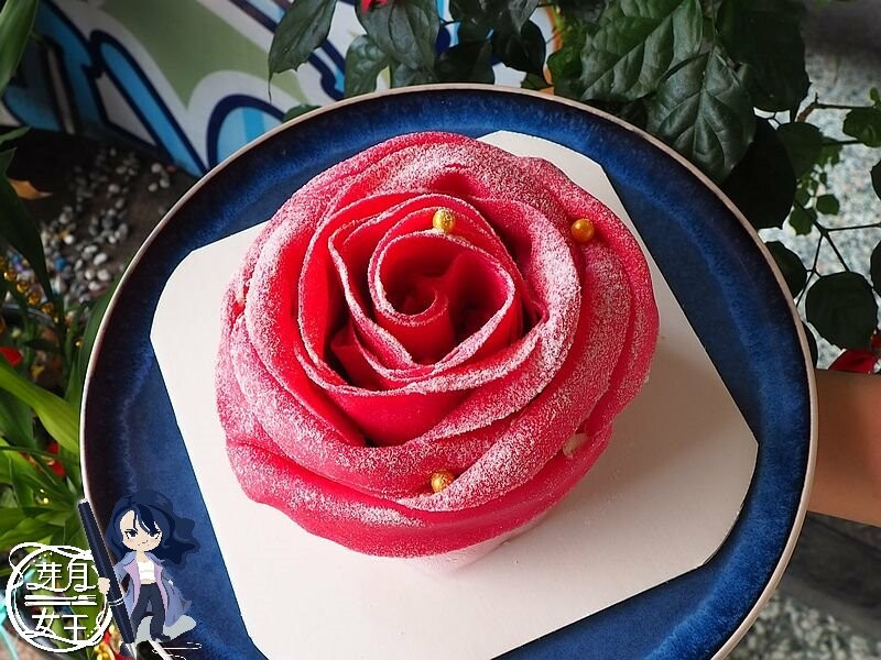 小紅書火紅的玫瑰千層蛋糕在中壢，超美的玫瑰花怎麼捨得吃啦~~還有手工蛋捲讓你一吃就難忘！