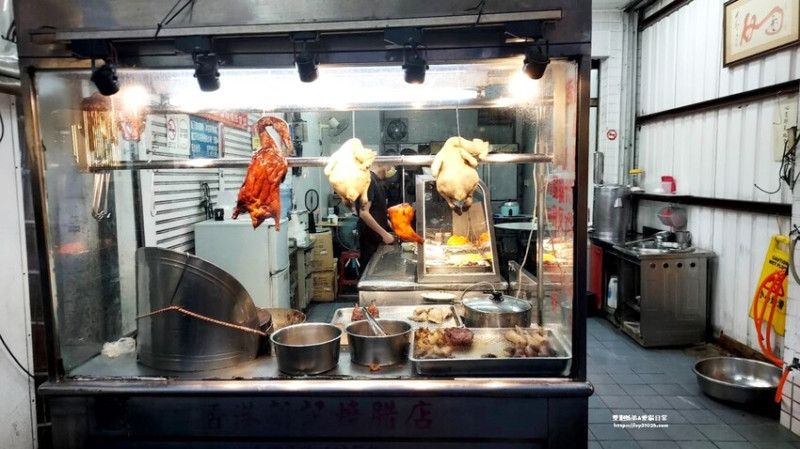 高雄便當美食 – 五甲香港新記燒臘便當吃過一定會回購的三寶飯