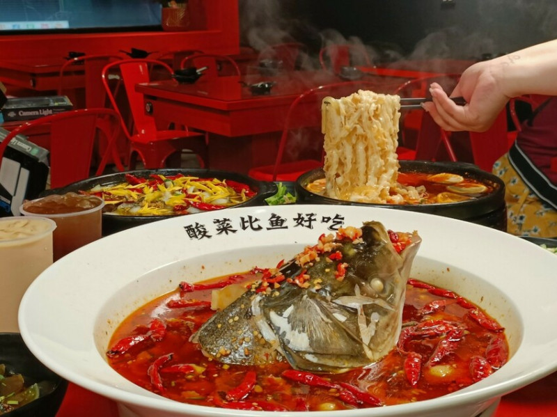 廣州第一名酸菜魚在中壢，超大魚頭鍋只有中壢有，吃個魚頭鍋還有火焰秀可以看