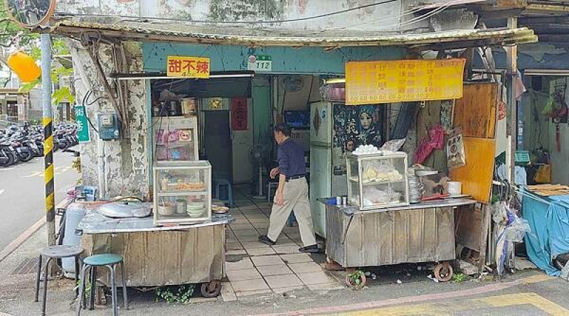 台北市大同區無名鍋燒麵 甜不辣｜隱藏在狹小巷弄裡，台北最便宜的炒烏龍麵！
