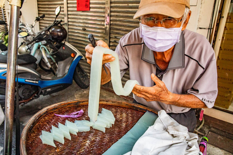 嘉義市東區正老牌綠豆粉粿｜歷史悠久在地小點心，八十幾歲老阿伯的手工粉粿