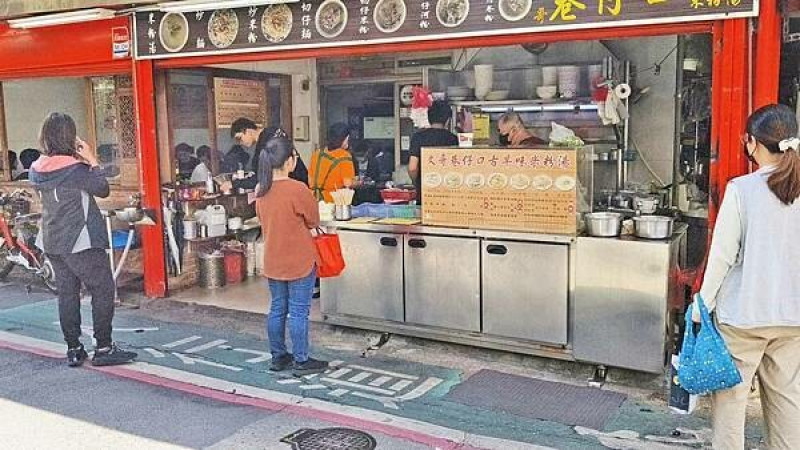 台北市大安區中午用餐時間超多人排隊等候的爆高ＣＰ值小吃店！大碗的份量足足是別人家的２倍多，一個人可能會吃不完的超