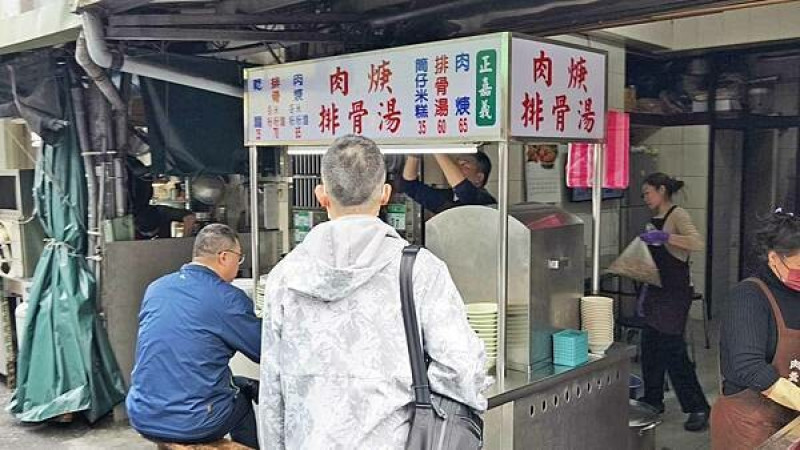台北市萬華區嘉義排骨肉羹｜不到中午１１點就吃不到排骨酥湯了