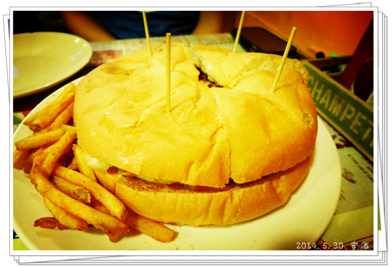 ●〈台北〉巨大大漢堡堡---位於士林夜市的《HUGE BURGER 》