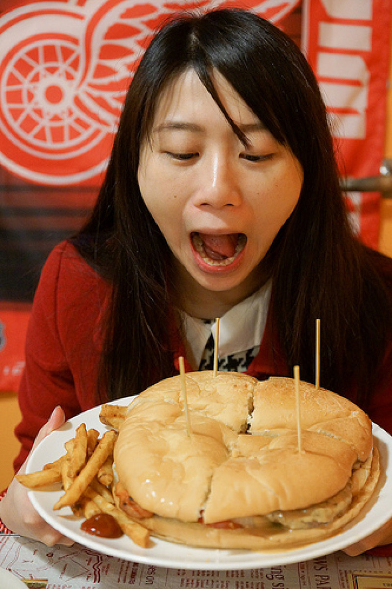 [食記]士林 誰說便宜沒好貨 比臉還大的巨無霸漢堡 卻意外的平價 - Huge Burger 
